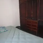 Habitación con cama doble y ventilador