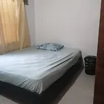 Habitación con cama doble y ventilador
