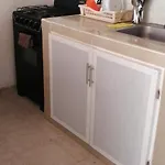 Habitación con cama doble y ventilador